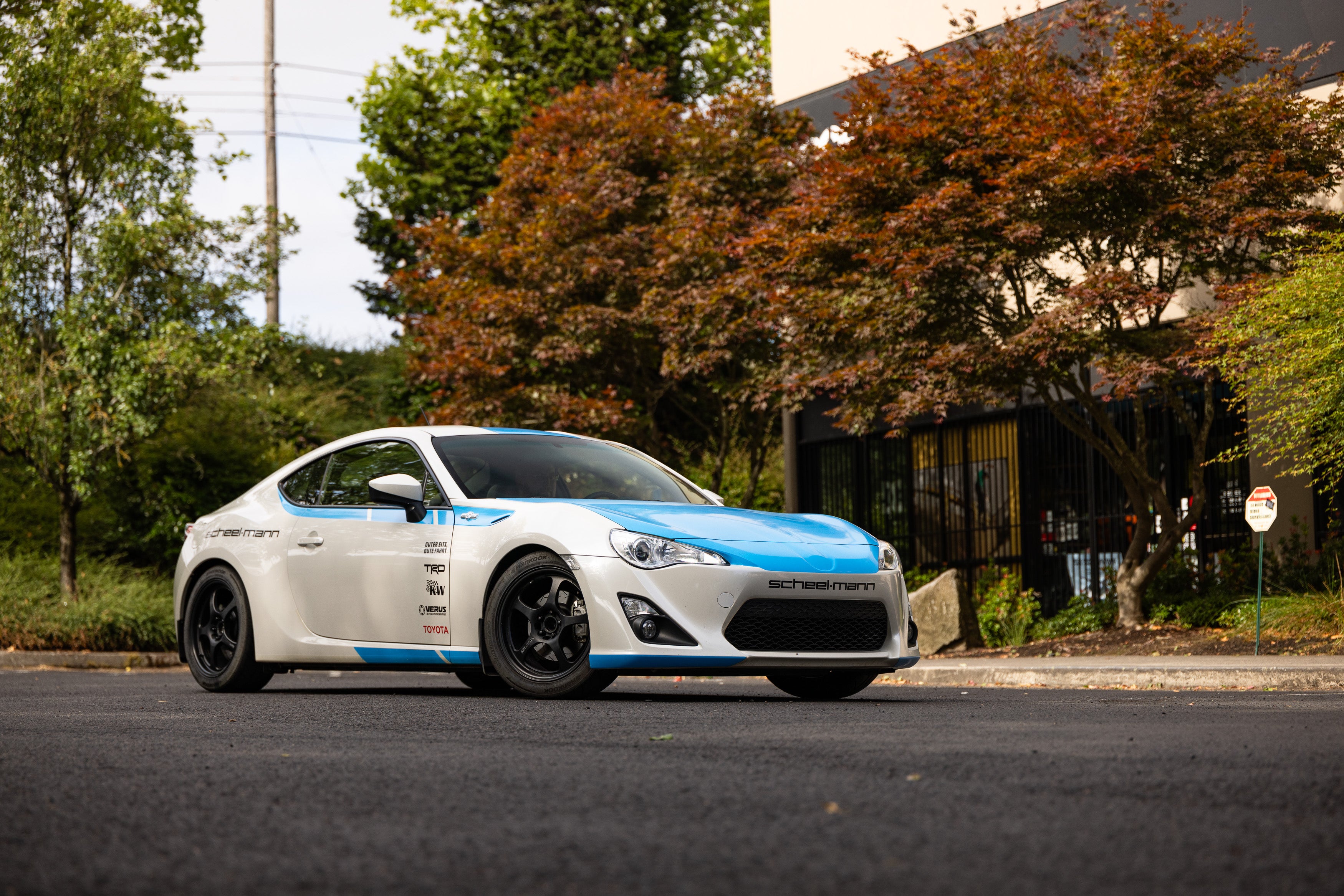 White Toyota GT86 exterior front 3/4 hero